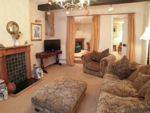 sala de estar con sofá y chimenea en Kings House, en Beaumaris