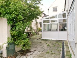 an internal courtyard of a house with a conservatory at Kings House in Beaumaris