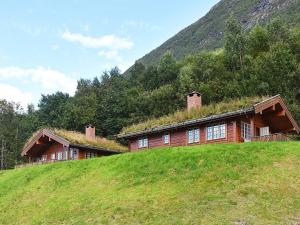 una casa con techo de hierba en una colina en Holiday home olden IX, en Olden