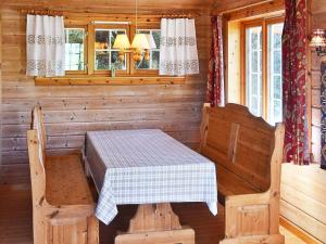 una stanza con tavolo e sedie in una cabina di Holiday home olden IX a Olden