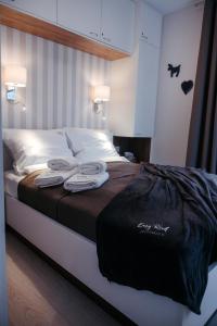 En eller flere senge i et værelse på Sowi Raj