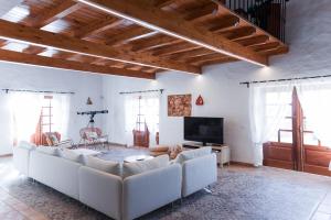 un soggiorno con divano bianco e TV di Villa Casa Velha a Portimão