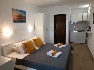 ein Schlafzimmer mit einem Bett mit zwei Handtüchern darauf in der Unterkunft Apartments Mira Krk in Krk