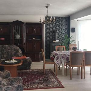 een woonkamer met een tafel en stoelen en een bank bij Ferienhaus Emmelie in Senzig