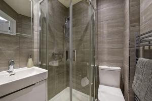 Ένα μπάνιο στο Modern Two Bed with En-Suites and Private Parking +14 φωτογραφίες