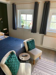 VenhuizenにあるLa Fattoria Bed&breakfastのベッドルーム1室(ベッド1台、椅子、窓付)
