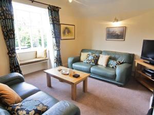 a living room with couches and a coffee table at Berwyn Stationmasters House - Hw7641 in Llangollen