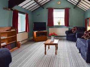 a living room with a couch and a tv at Lowther - Np2801 in Dockray