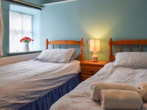 two beds sitting next to each other in a bedroom at Lowther - Np2801 in Dockray