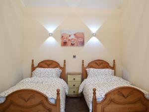 two beds sitting next to each other in a bedroom at The Smithy in Little Witley