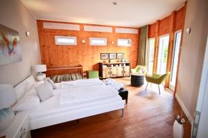 ein Schlafzimmer mit einem großen weißen Bett in einem Zimmer in der Unterkunft relactive-mosel Feriendomizil in Traben-Trarbach