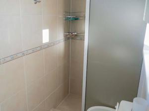 een badkamer met een douche en een toilet bij primitivo complejo in Comandante Luis Piedra Buena