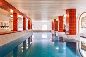 Bazén v ubytování Hotel Altein Arosa, a Faern Collection Resort nebo v jeho okolí