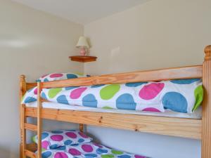 アビモアにあるWhite Heathersの二段ベッド(木製の二段ベッドフレーム付)が備わる客室です。