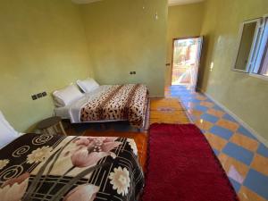 Łóżko lub łóżka w pokoju w obiekcie jardin du desert