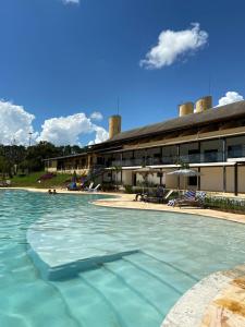 Vale Das Águas Fazenda Resort في أغواس دي سانتا باربارا: مسبح امام مبنى