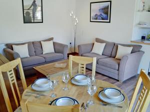 ein Wohnzimmer mit einem Tisch und einem Sofa in der Unterkunft Briarwood - E4286 in Thorpe Market
