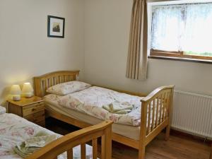 1 Schlafzimmer mit 2 Einzelbetten und einem Fenster in der Unterkunft Briarwood - E4286 in Thorpe Market