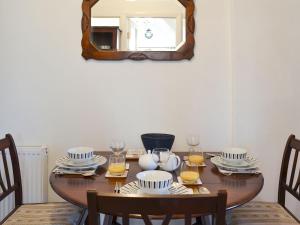斯卡布羅的住宿－Holbeck Apartment，餐桌和墙上的镜子