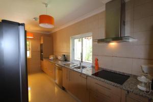 Kuchyň nebo kuchyňský kout v ubytování Villa Maelou Vilamoura Algarve