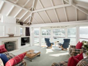 sala de estar con sofás y chimenea en The Boathouse, en Dartmouth