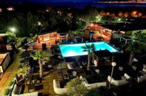 uma vista superior de uma piscina à noite em Bella Vista , à Porticcio, joli appartement vue mer em Grosseto-Prugna