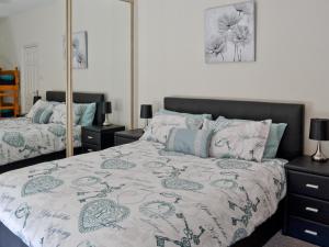 a bedroom with a bed and two nightstands and a bed sidx sidx sidx at Chapel View in Filey