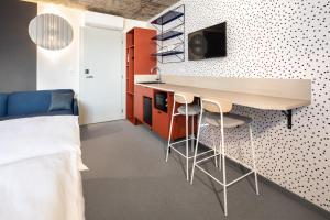 1 dormitorio con 1 cama y escritorio en una habitación en Boutique Hotel Mezi švy en Hradec Králové