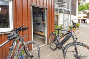 zwei Fahrräder stehen vor einem Geschäft. in der Unterkunft Gasthof Drei Linden in Obertrubach
