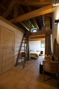 Habitación con cama elevada y escalera. en La Vita Nuova Appartements - Appart B&B en Morro dʼAlba