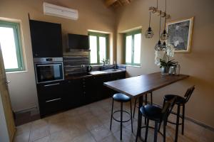 una cucina con tavolo in legno e alcune sedie di La Vita Nuova Appartements - Appart B&B a Morro dʼAlba