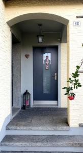 una puerta delantera azul de una casa con una escalera en Natalies Hideaway en Thun