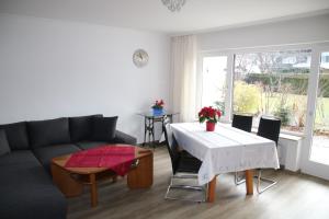ein Wohnzimmer mit Sofa und Tisch in der Unterkunft Alpen - Apartments in Garmisch-Partenkirchen