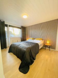 um quarto com uma cama grande num quarto em aday - 3 bedrooms luxurious apartment in Svenstrup em Svenstrup