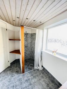um quarto com uma janela e uma cabina de duche ao nível do chão em aday - 3 bedrooms luxurious apartment in Svenstrup em Svenstrup