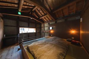 a bedroom with a large bed in a room at Hitoiki in Nagahama