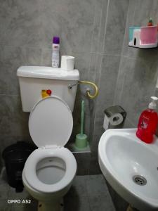 y baño con aseo blanco y lavamanos. en Tsavo Studio Lavish Home-307 en Nairobi