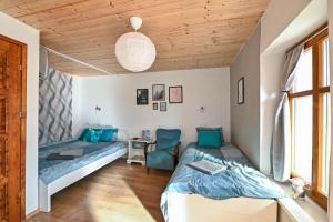 ein Wohnzimmer mit einem Bett und einem Sofa in der Unterkunft Borsika Napterasz Pihenőház in Pálosvörösmart