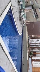 una vista aérea de una piscina en un edificio en Apt de 1 quarto em águas claras, en Brasilia