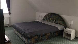 een slaapkamer met een kingsize bed in een kamer bij Ferienhaus Emmelie in Senzig