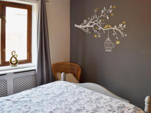 1 dormitorio con cama y jaula de pájaro en la pared en Ye Olde Smithy, en Burythorpe