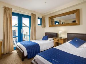 ロクサムにあるRiverview - Cvmのベッド2台と鏡が備わるホテルルームです。