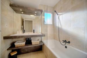 ein Bad mit einer Badewanne, einem Waschbecken und einer Dusche in der Unterkunft Magnifique et lumineux 3 pieces A2B238 in Cannes