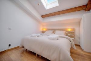 ein Schlafzimmer mit einem großen weißen Bett mit zwei Kissen in der Unterkunft Magnifique et lumineux 3 pieces A2B238 in Cannes