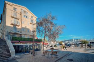 ein Gebäude mit einem Tisch in der Mitte einer Straße in der Unterkunft Magnifique et lumineux 3 pieces A2B238 in Cannes