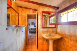 un bagno con lavandino e specchio di Villa in Fontane Bianche by Turquoise Waters a Fontane Bianche Altre 13 foto