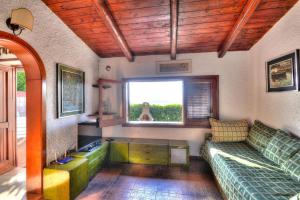 un soggiorno con un divano e una finestra di Villa in Fontane Bianche by Turquoise Waters a Fontane Bianche