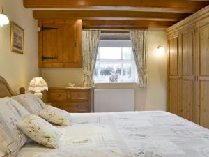 - une chambre avec un grand lit et une fenêtre dans l'établissement Walled Garden Lodge, à Ryhill