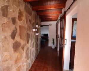 een gang van een huis met een stenen muur bij CASA los senderos in Tinguatón