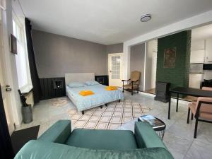 sala de estar con cama y sofá en Hello Zeeland - Appartement Molstraat 23, en Middelburg